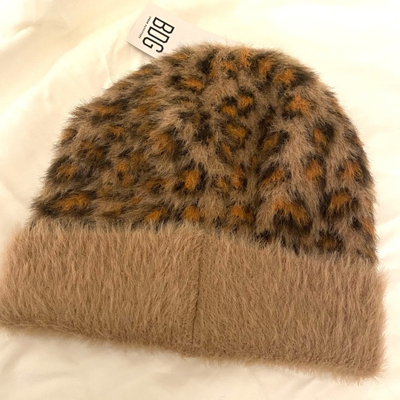 🔥FINAL PRICE SALE🔥
BDG Urban Outfitters leopard beanie - Picture 5 of 10